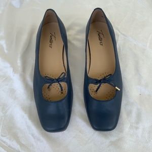 Trotters Honesty Navy Leather Ballet Flat Size 7M